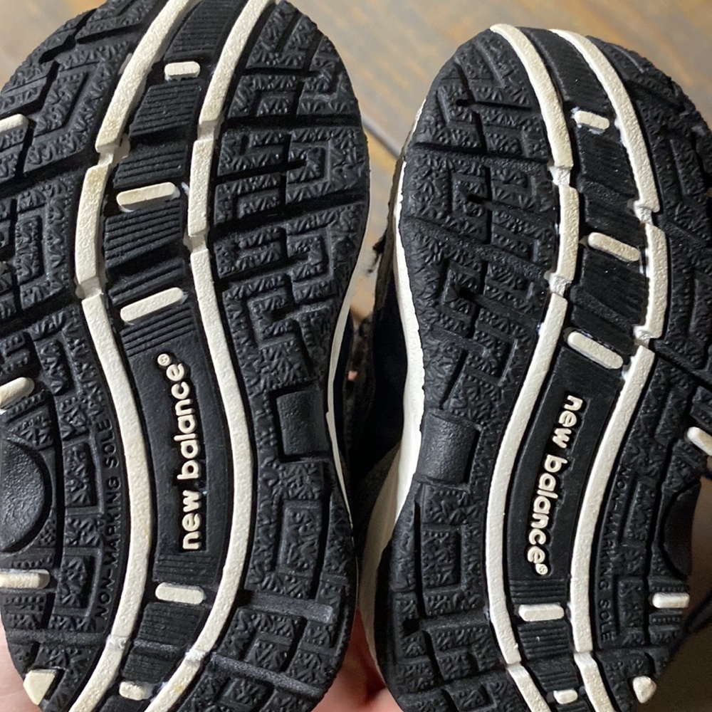 Infant new balance shoe. Size 2 (599/4) - Picture 2 of 4